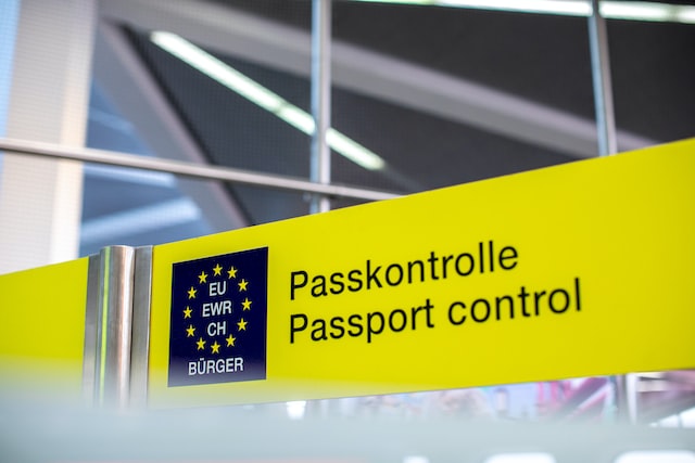 placa de controle de passaporte (imigração) em aeroporto na União Européia
